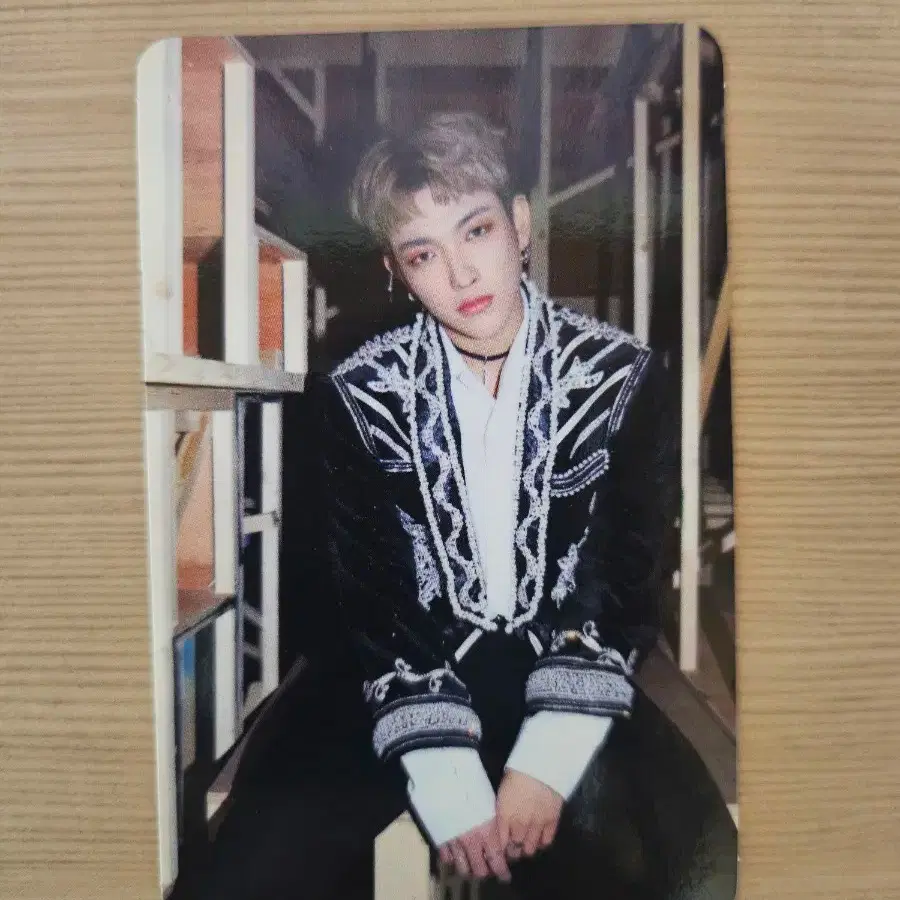 에이티즈 홍중 향수 포카 1
