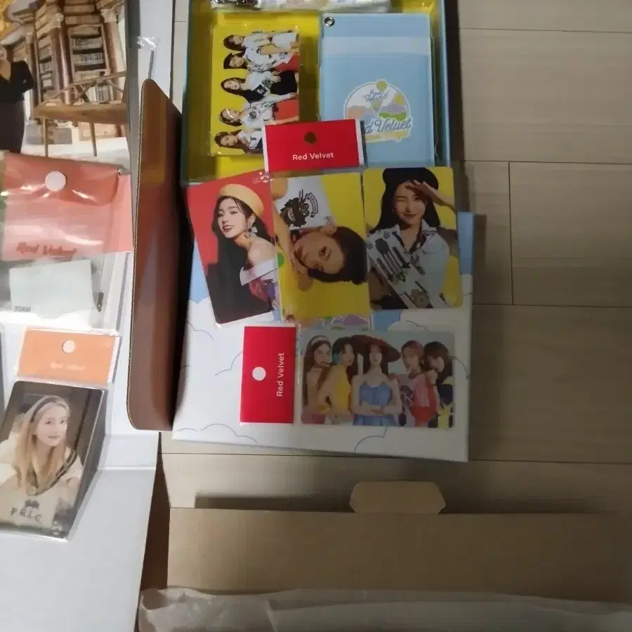 레드벨벳 굿즈, 응원봉, 앨범(스위스 교통카드+셀피북, 투명액자, 포카팩 5