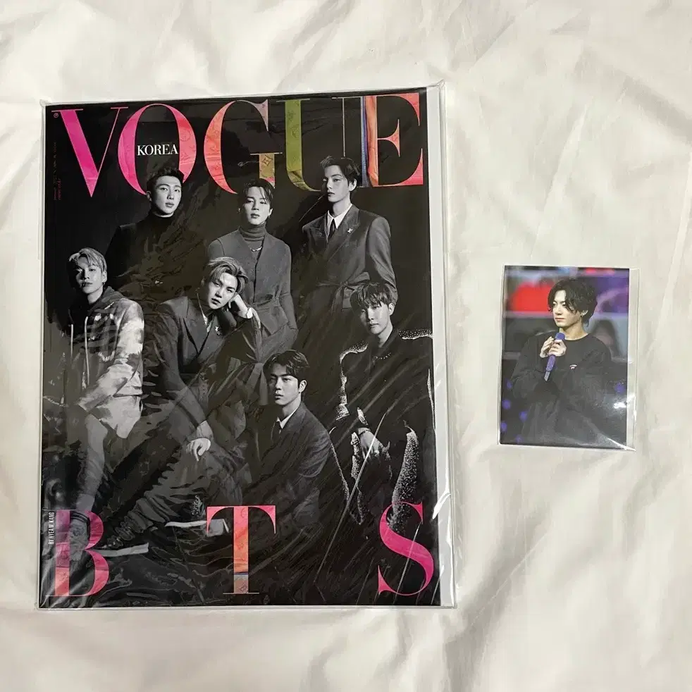 방탄 보그 잡지 + 마이크 뱃지 정국 포카 BTS JK 하이브 인사이트