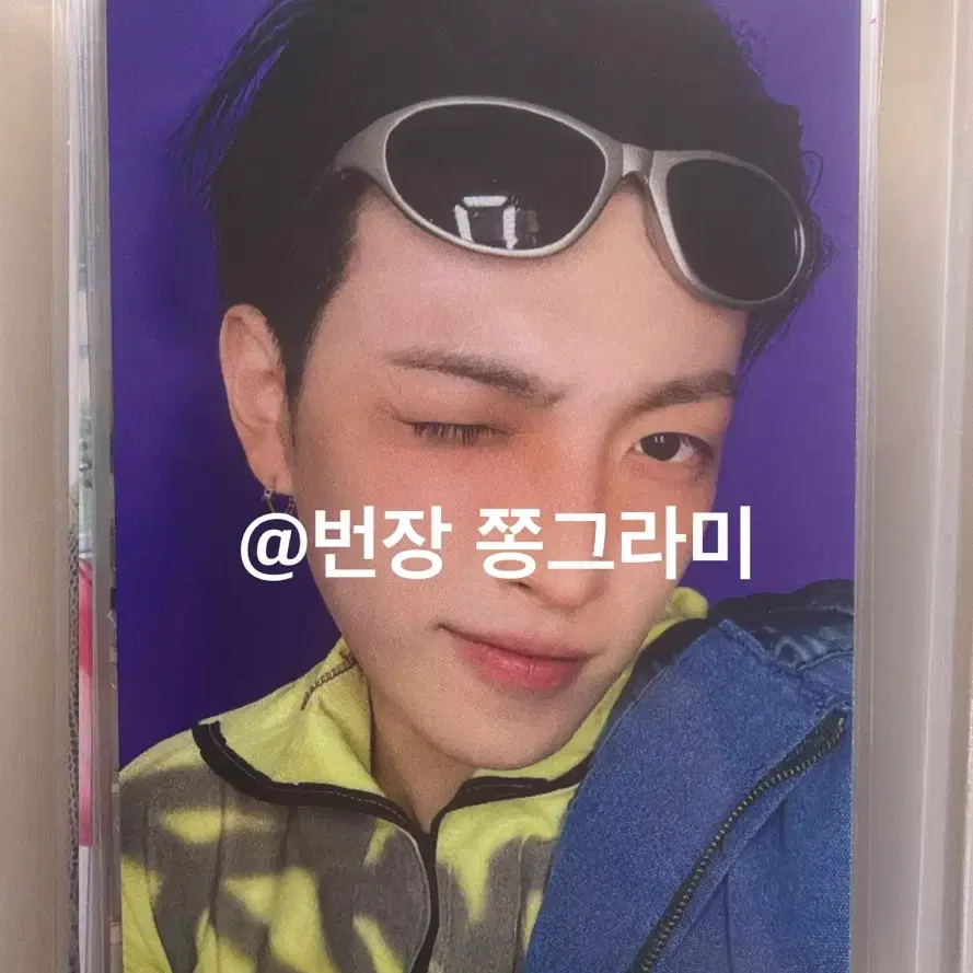 에이티즈 홍중 레트로 스티커북 포카 양도 애니티즈 인 컬러 팝업 1