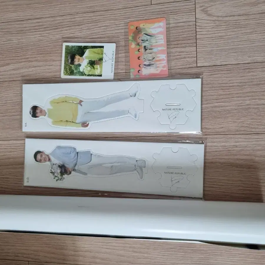 도경수 네이처리퍼블릭 굿즈 기본포카+홀로그램 포카+포스터+스탠드 2개