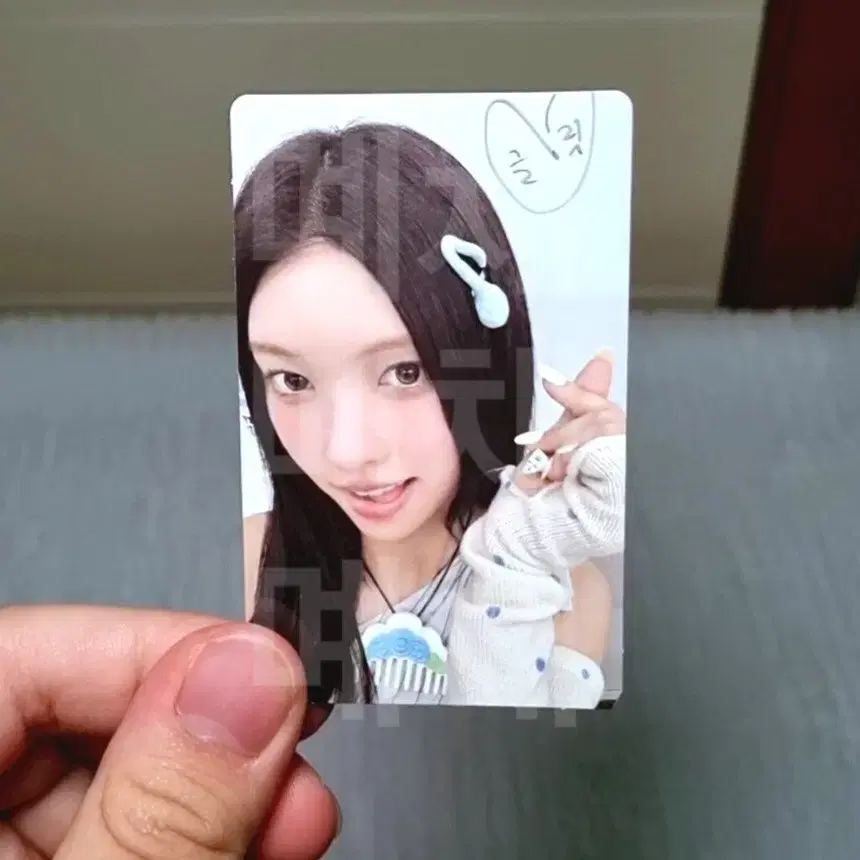아일릿 윤아 '낫큐트애니모어' 파우치 앨범 포카
