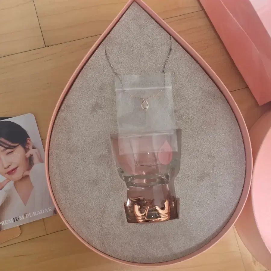 아이유 제이에스티나 참이슬 콜라보 목걸이 푸라닭 포카 라일락 포스터 2
