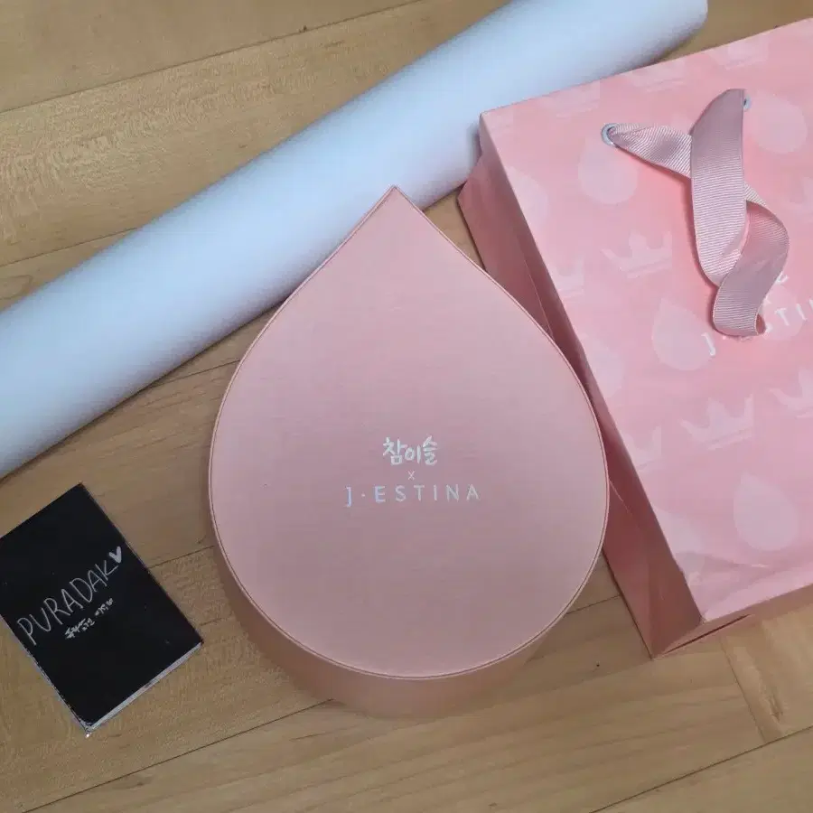 아이유 제이에스티나 참이슬 콜라보 목걸이 푸라닭 포카 라일락 포스터 3