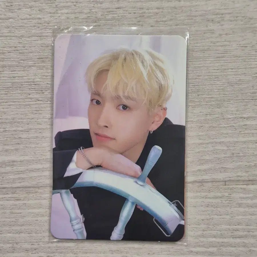 에이티즈 홍중 포카 판매합니다! 5