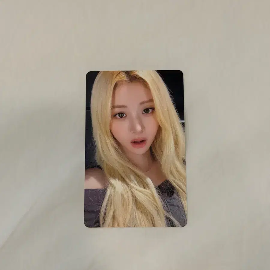 르세라핌 투어 퓨어플로우 윤진 포카 1