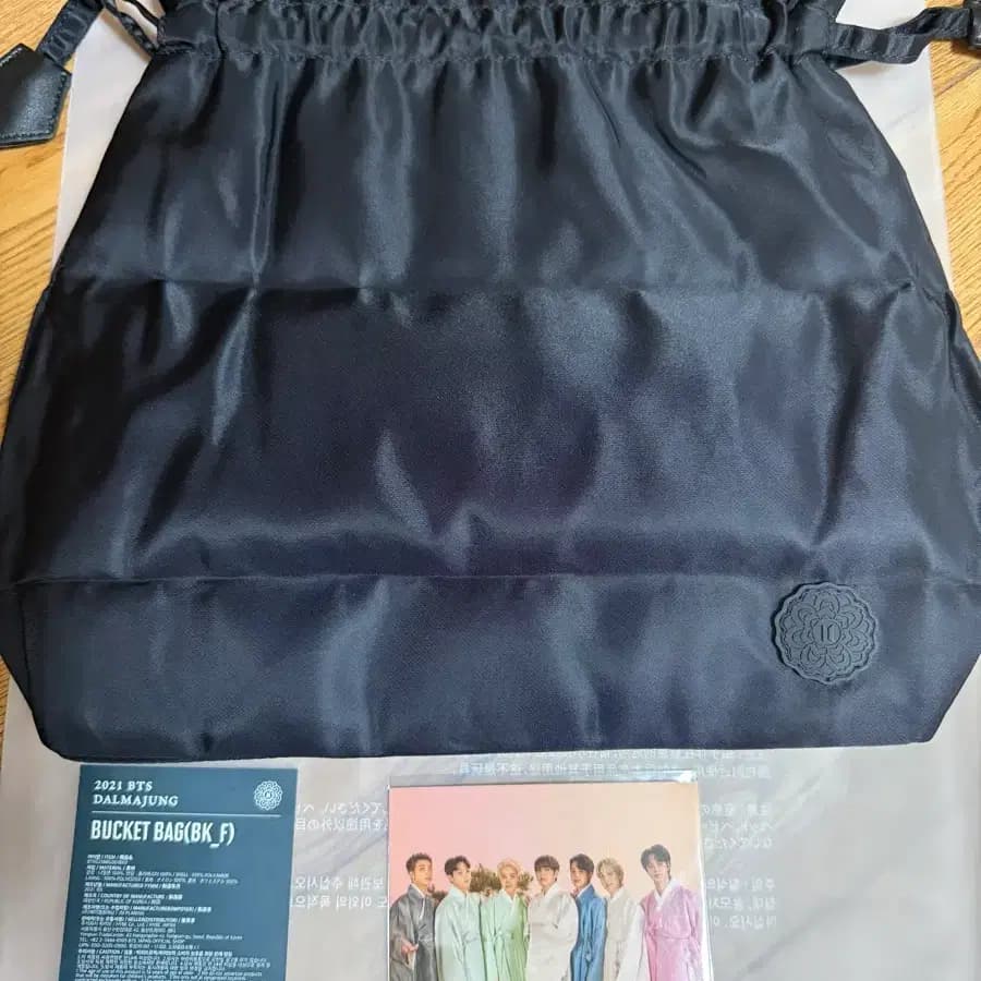 방탄소년단 2021 달마중 버킷백 블랙 + 포토카드 판매합니다 1